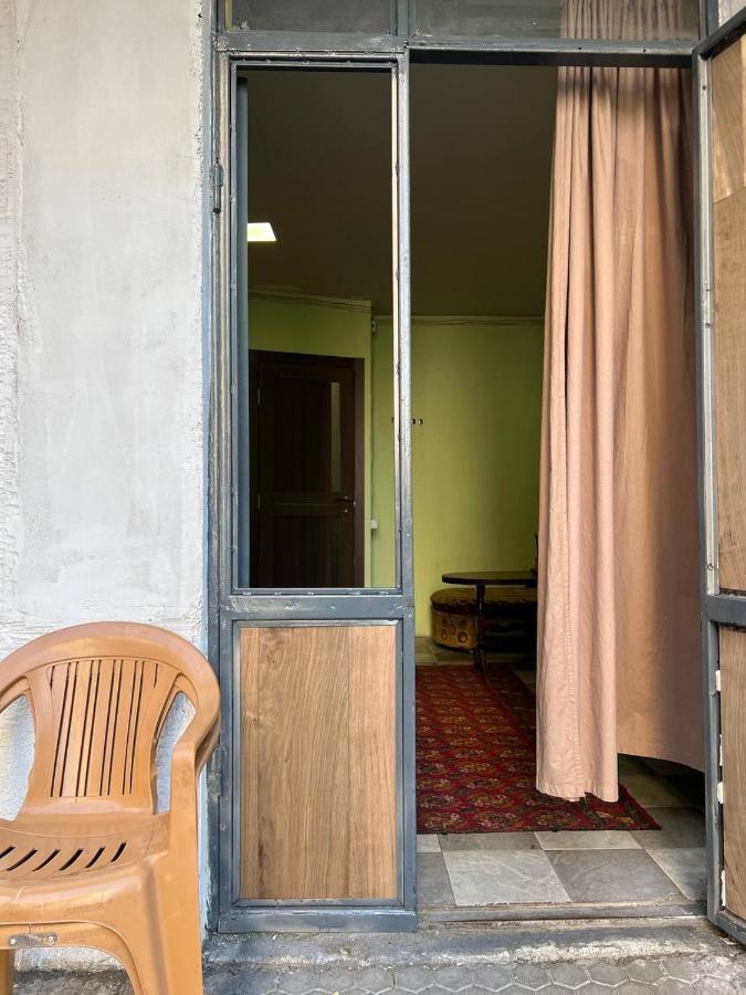 Vahe'S Family Guest House Front Yerevan Bagian luar foto