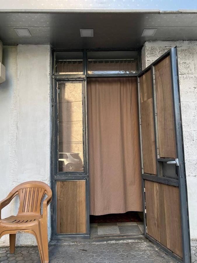 Vahe'S Family Guest House Front Yerevan Bagian luar foto