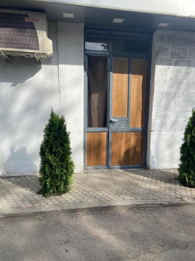 Vahe'S Family Guest House Front Yerevan Bagian luar foto